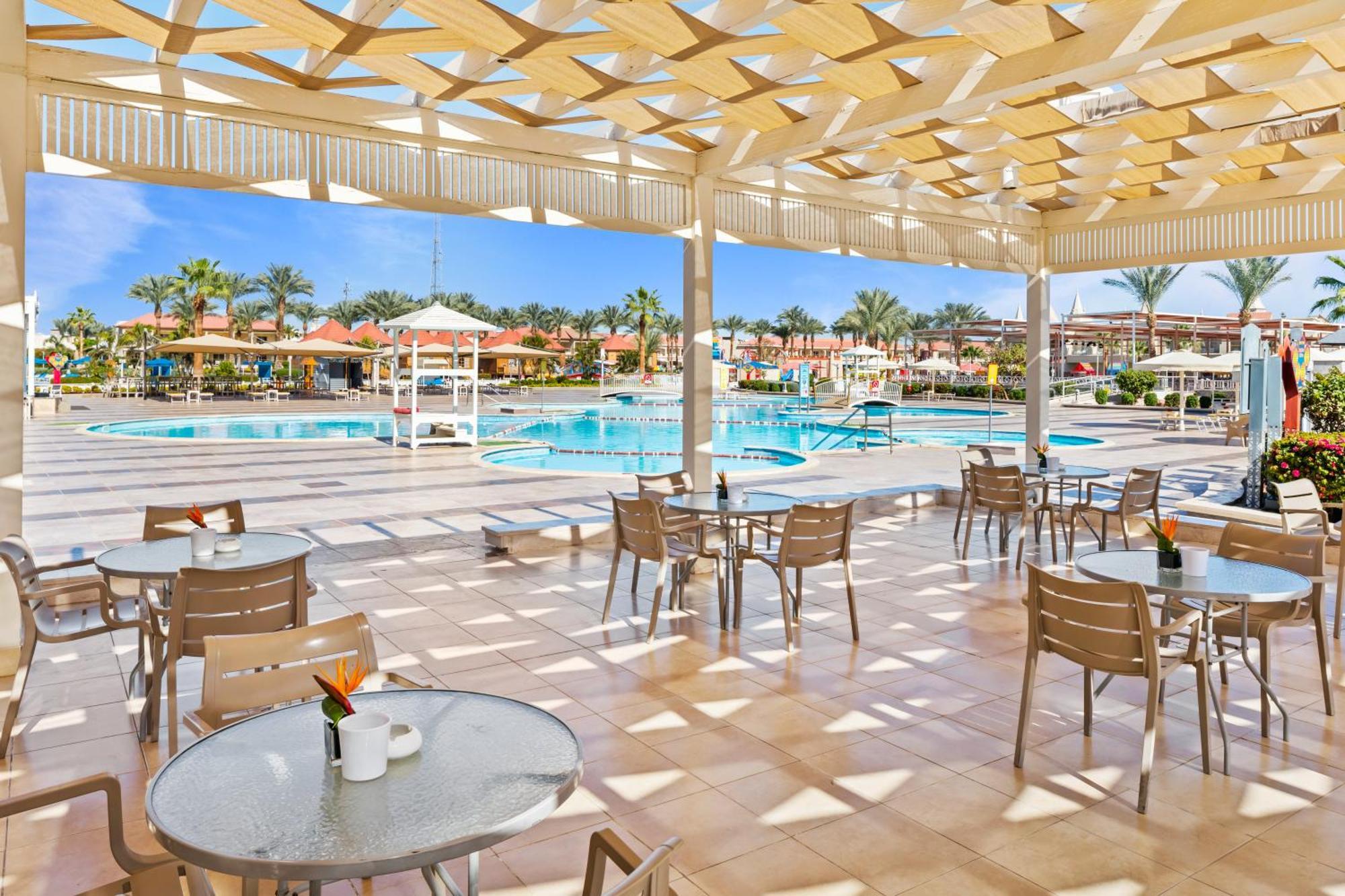 알바트로스 아쿠아 파크 샤름 엘 셰이크 - 패밀리 앤 커플 전용 외부 사진 The pool at the Hilton Sharm El Sheikh